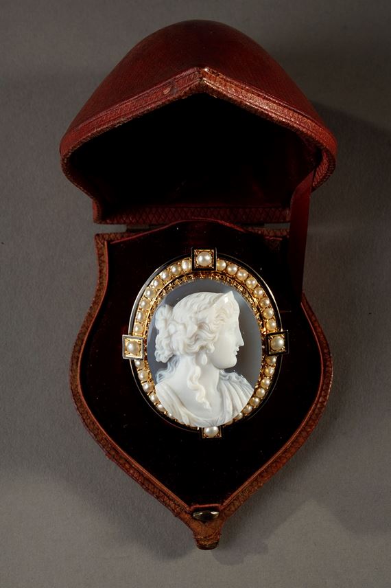 Portrait of a woman Cameo set in gold and pearls in its case | MasterArt